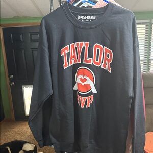 Taylor Graphic Crewneck Sweatshirt - Black and Red